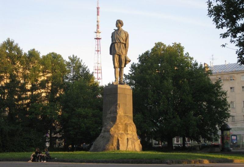 Памятник Максиму Горькому в Нижнем Новгороде