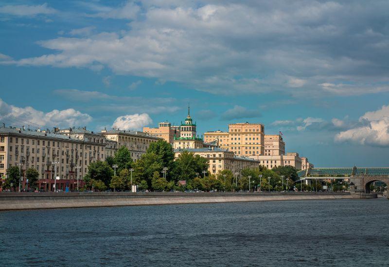 Фрунзенская набережная в Москве